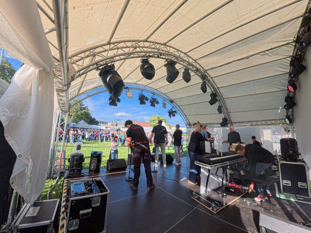 Techniker und Musiker während eines Umbaus auf der Bühne beim DANKEFEST